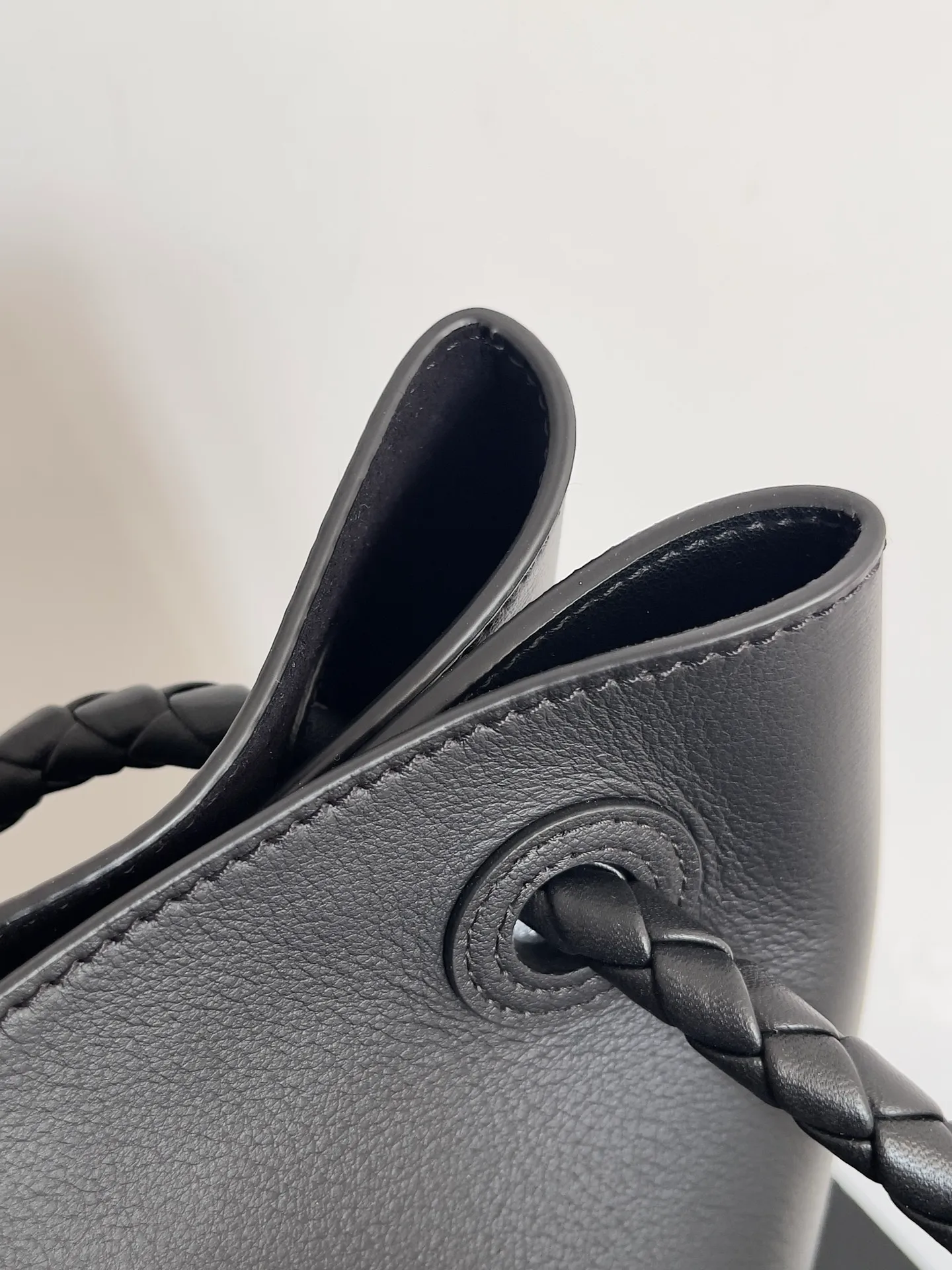 Batch 2960 BV The all-leather Andiamo is new, a very casual splayed buckle bag, which also means that its weight is very light, which greatly reduces our burden when going out for shopping. It can be carried cross-body, hand-held, or carried under the armpit. Taking into account the different backpacking habits of people, the simple design brings us more inspiration. Matched with various keychains and dolls, it will become the finishing touch in the outfit. Medieval style and modern style can also be perfectly blended🫧🫧 Style number: 806010 Size: 42*35*18cm